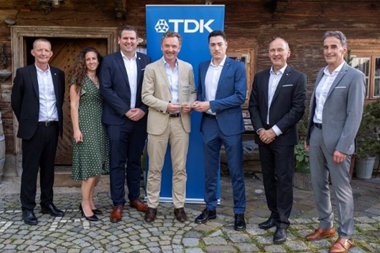 Nella foto, da sx: Peter Miller (TDK), Susanne Ertl (TDK), Matthias Schwendemann (Avnet Abacus), Hagen Goetze (Avnet Abacus), Jonathan Baumgartner (TDK), Dietmar Jaeger (TDK), Peter Arch (TDK).